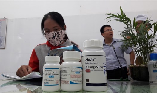 Người nhiễm HIV nhận thuốc ARV tại cơ sở y tế (Ảnh: T.Linh)