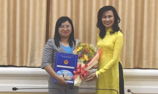 Phó Chủ tịch UBND TP Nguyễn Thị Thu (bìa phải) trao quyết định bổ nhiệm cho bà Phạm Nguyễn Ngọc Ngân.
