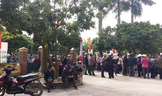 Rất đông người dân tụ tập tại trụ sở xã Vĩnh Phong phản đối vì cho rằng công an giữ người trái luật