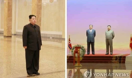 Ông Kim Jong-un viếng lăng cha. Ảnh: Yonhap