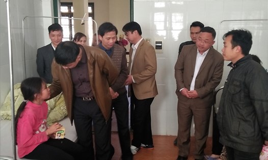 Ông Nông Văn Chí, Phó Chủ tịch Thường trực UBND tỉnh Bắc Kạn, thăm hỏi các em có biểu hiện bệnh lạ cùng gia đình.