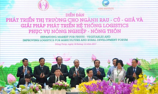 Thủ tướng Nguyễn Xuân Phúc chứng kiến các bên ký kết thỏa thuận.