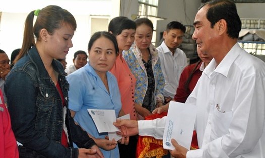LĐLĐ tỉnh Bạc Liêu tặng quà cho CNLĐ hoàn cảnh khó khăn.