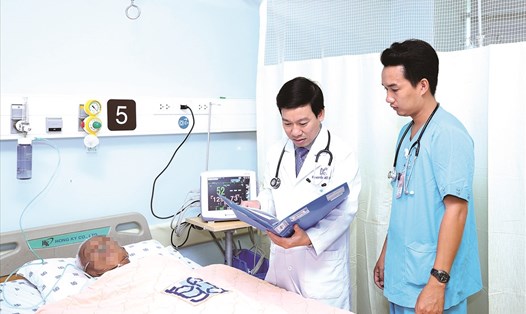 Bác sĩ Nguyễn Viết Hậu đang thăm khám cho bệnh nhân M. (một bệnh nhân suýt tử vong vì sử dụng thảo dược không rõ nguồn gốc).