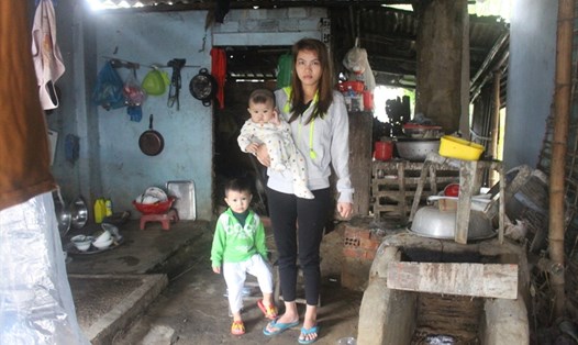 Chị Nguyễn Thị Thùy Trâm và cánh tay trái đã “chết”, không cử động được cùng với hai đứa con nhỏ thơ dại…