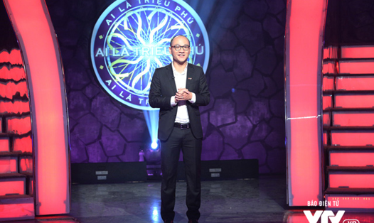 Nhà báo Phan Đăng trong "Ai là triệu phú" số đầu tiên năm 2018. Ảnh: VTV