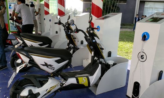 Mô hình xe máy điện cộng đồng được triển khai thí điểm tại một trường đại học ở Bình Dương. Ảnh: MINH QUÂN
