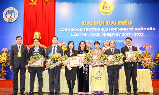 TS Vũ Minh Đức trao tặng Bằng khen của Công đoàn GDVN cho đoàn viên công đoàn có nhiều thành tích (ảnh: Hoàng Hà)
