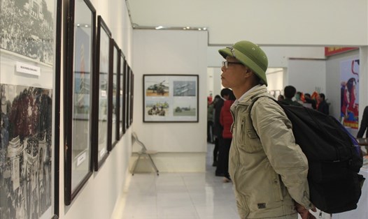 Các lượt khách tham quan các hình ảnh tại triển lãm. Ảnh Trần Vương