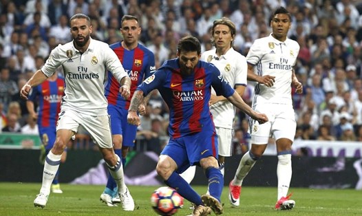 Messi (giữa) là người đem về chiến thắng cho Barcelona ở Siêu kinh điển lượt về LaLiga mùa trước. Ảnh: EPA.