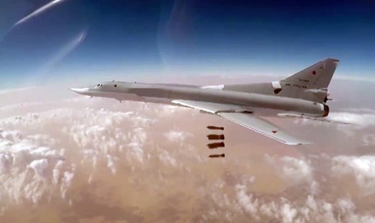 Sáu máy bay ném bom tầm xa Tu-22M3 của Nga không kích IS ở Syria hôm 1.12. Ảnh: Tass