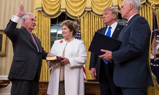 Ông Tillerson tuyên thệ nhậm chức ngoại trưởng với Tổng thống Donald Trump và Phó Tổng thống Mike Pence nhìn theo. Ảnh: NYT