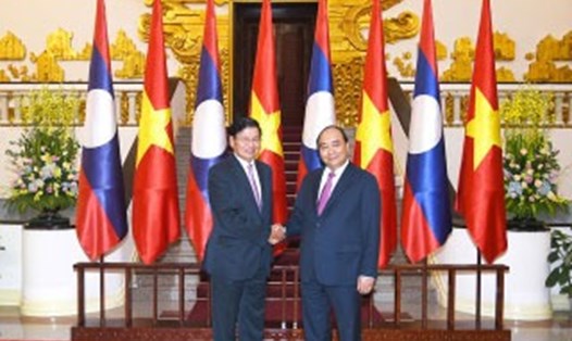 Thủ tướng Nguyễn Xuân Phúc đón tiếp Thủ tướng Lào Thongloun Sisoulith trong chuyến thăm Việt Nam ngày 2.10.2017. Ảnh: VGP