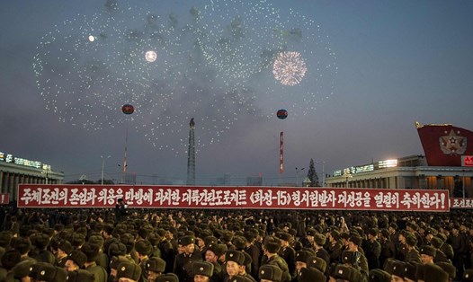 Pháo hoa thắp sáng bầu trời quảng trường Kim Nhật Thành ở thủ đô Bình Nhưỡng để chào mừng vụ phóng thử thành công ICBM Hwasong-15. Ảnh: AFP/Getty Images