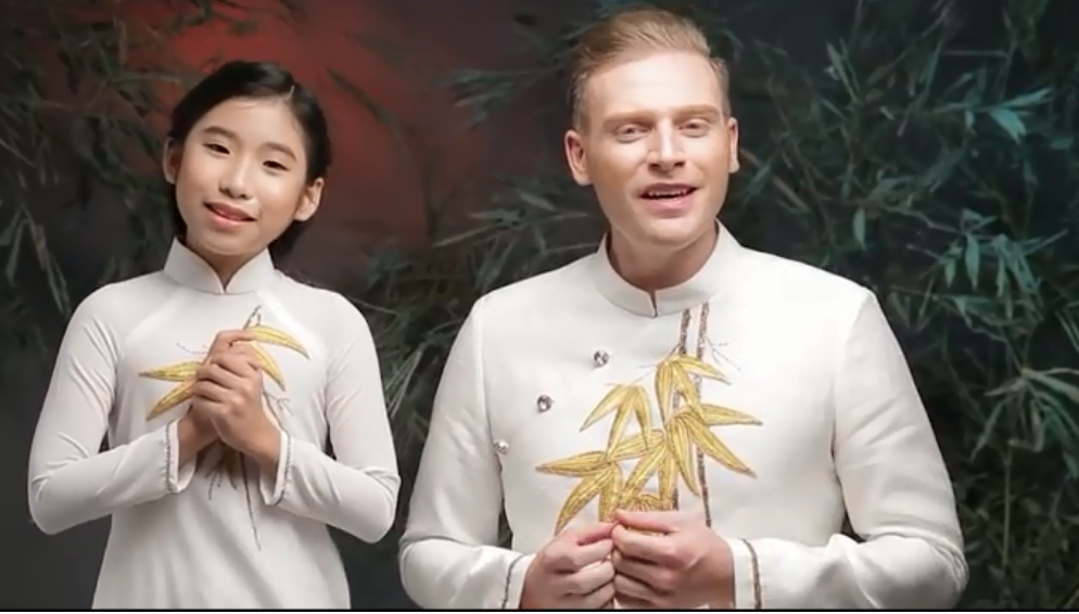 Kyo York và Ju Uyên Nhi thể hiện cực ngọt ca khúc Thương ca tiếng Việt.