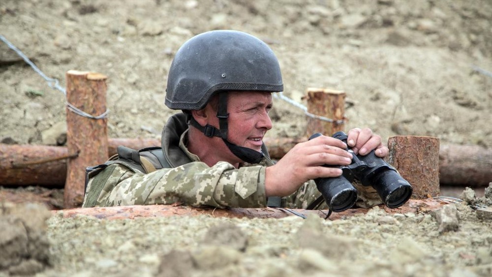 Một người lính Ukraina quan sát tình hình ở vùng Donetsk. Ảnh: AFP
