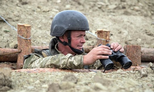 Một người lính Ukraina quan sát tình hình ở vùng Donetsk. Ảnh: AFP