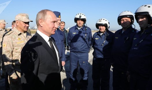 Tổng thống Nga Vladimir Putin đến thăm căn cứ Hmeymim ở Syria hôm 11.12. Ảnh: Sputnik