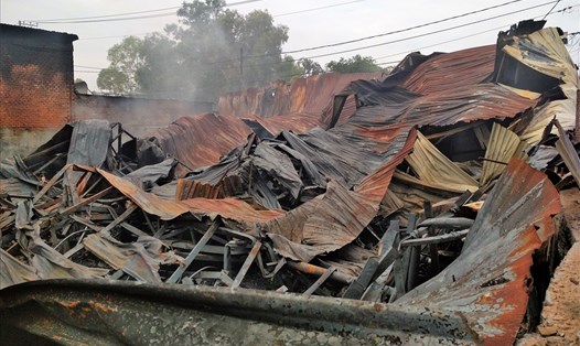 Xưởng sản xuất mút xốp rộng hàng trăm m2 tan hoang sau vụ cháy đêm qua. Ảnh: T.S