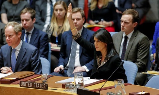 Đại sứ Mỹ Nikki Haley giơ tay phủ quyết hôm 18.12. Ảnh: Getty Images