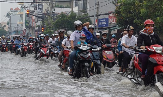 Đường Huỳnh Tấn Phát thường xuyên ngập nặng do mưa và triều cường.  Ảnh: M.Q