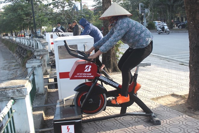 Xe đạp lọc nước bên hồ  Hoàng Cầu gây “sốt”