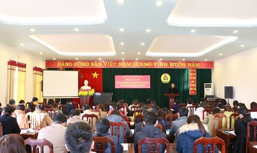 Đồng chí Bùi Tiến Lực - Chủ tịch LĐLĐ tỉnh Hòa Bình - phát biểu tại hội nghị hướng dẫn triển khai thu kinh phí công đoàn. Ảnh: MC