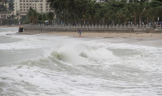 Sóng biển khủng khiếp (cao từ 2-3m) ở biển Nha Trang, Khánh Hòa khiến du khách không ai dám tắm biển. Ảnh: Văn Định