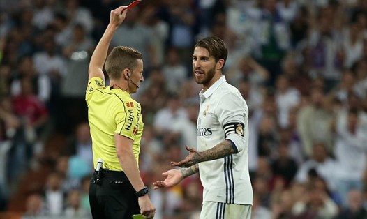 Sergio Ramos (phải) nhận thẻ đỏ trong trận Siêu kinh điển ở lượt về LaLiga mùa trước. Ảnh: Reuters.
