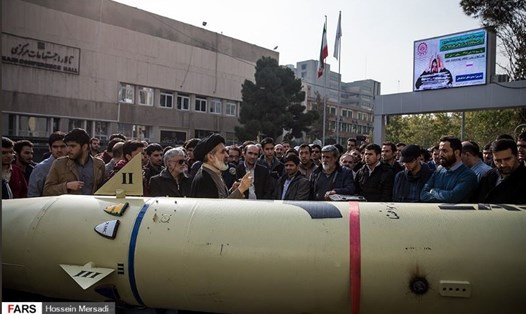 Người dân Iran hân hoan xem trưng bày tên lửa. Ảnh: Fars