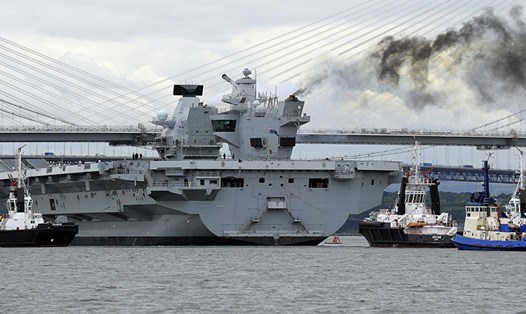Tàu sân bay Anh Nữ hoàng Elizabeth bị rò nước. Ảnh: AFP