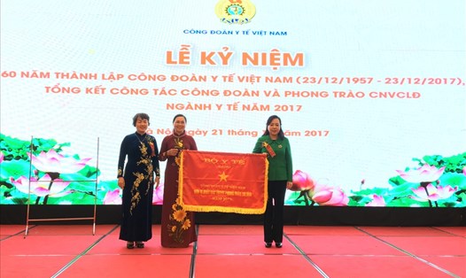 Bộ trưởng Bộ Y tế Nguyễn Thị Kim Tiến (phải) tặng cờ thi cho CĐ Y tế Việt Nam. Ảnh: VH