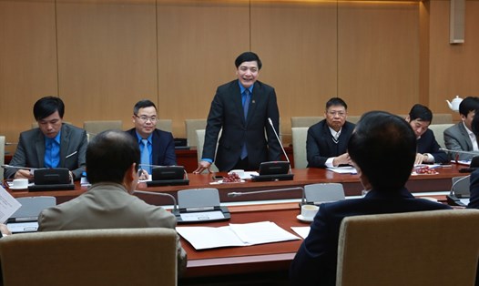 Chủ tịch Tổng LĐLĐVN Bùi Văn Cường phát biểu tại buổi làm việc. Ảnh: Hải Nguyễn.