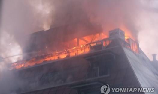 Hỏa hoạn xảy ra tại một tòa nhà thương mại 8 tầng trong đó có phòng tắm hơi ở Jecheon, Hàn Quốc. Ảnh: Yonhap