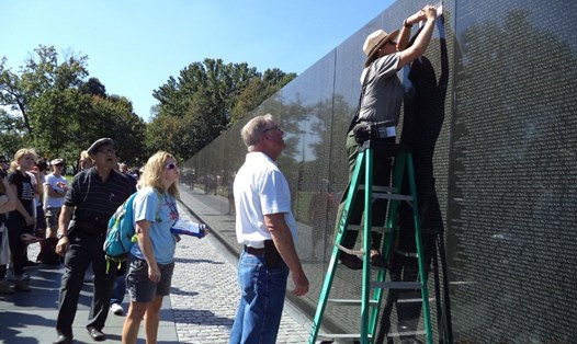 Bức tường Việt Nam trong  Khu Tưởng niệm các cựu chiến binh Việt Nam (Vietnam Veterans Memorial Wall) ở thủ đô Washington. Ảnh: Tâm Trương