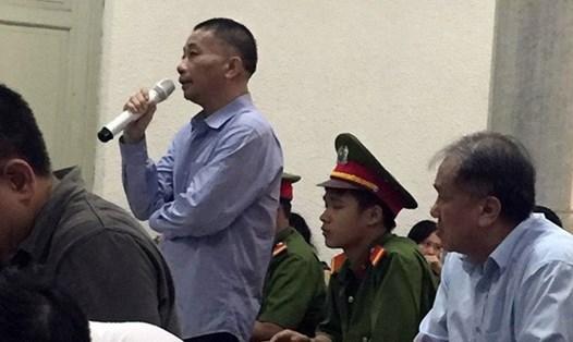 Ông Ninh Văn Quỳnh (đứng) khai nhận tiền của Nguyễn Xuân Sơn tại phiên tòa xét xử đại án Ocean Bank. Ảnh: TL