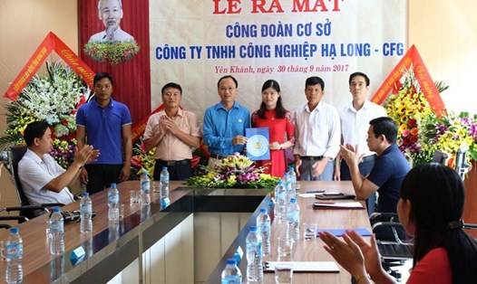 Đồng chí, Chủ tịch CĐ các KCN Phùng Minh Chung trao quyết định kết nạp đoàn viên và thành lập CĐCS Công ty TNHH Hạ Long - CFG. Ảnh: N.T