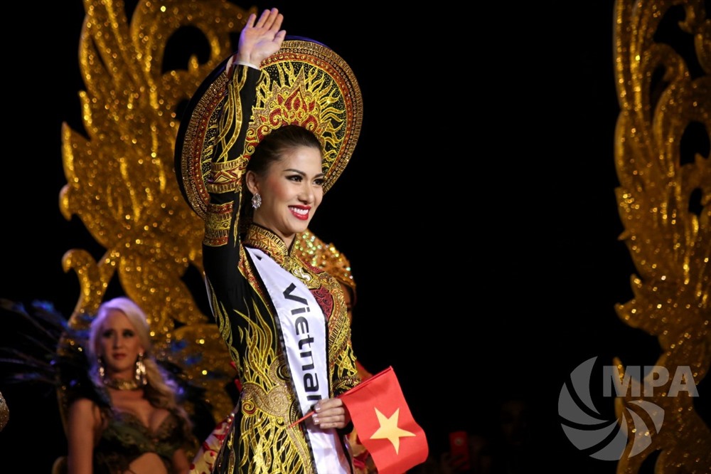 Loan  Vương nhận vương miện á hậu. Ảnh: T.L