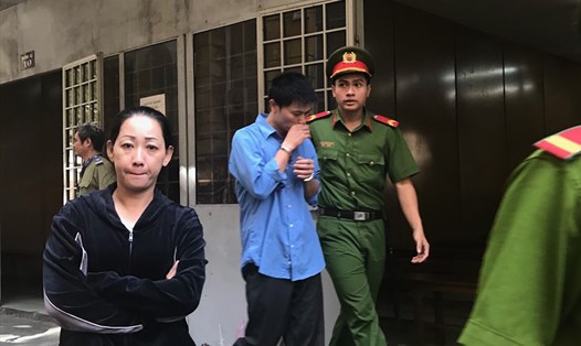 Khang (chồng Nhung) bị áp giải về trại giam. Ảnh: Phan Hồng 