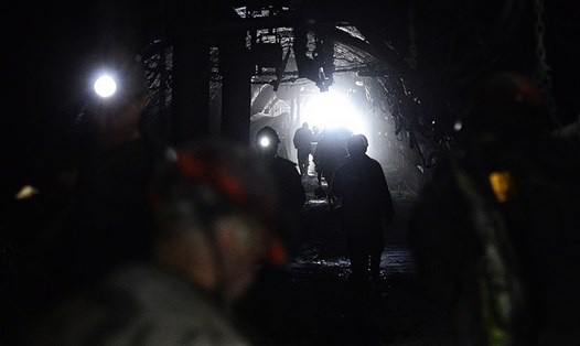 Nhóm thợ mỏ được giải cứu sau 34 giờ mắc kẹt dưới lòng đất. Ảnh: Tass