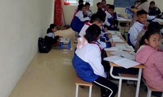 Bức ảnh cô giáo phạt học sinh ngồi dưới nền nhà học bài lan truyền trên mạng xã hội. Ảnh: FB