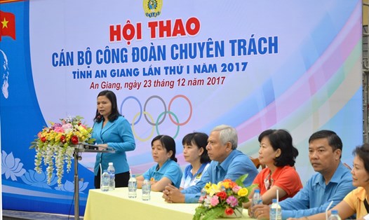 Bà Phan Thị Diễm - Phó Chủ tịch LĐLĐ An Giang phát biểu Khai mạc hội thao.