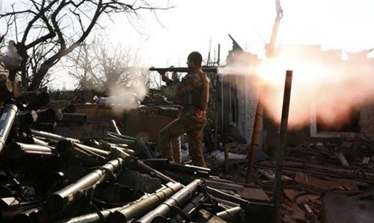 Một binh sĩ Ukraina sử dụng súng phóng lựu đạn trong cuộc chiến với các lực lượng ly khai tại khu vực Donetsk. Ảnh: AFP.