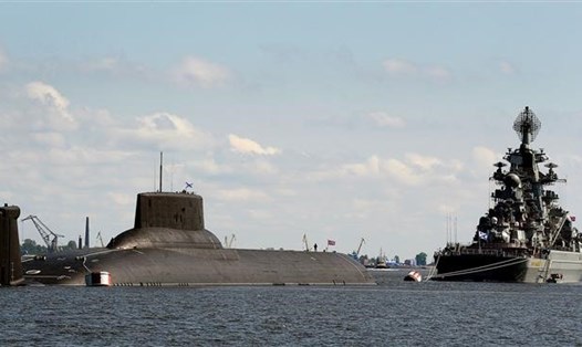Tàu ngầm Nga Dmitry Donskoy -  tàu ngầm lớn nhất thế giới đang hoạt động, đến căn cứ Hải quân Kronstadt, Saint Petersburg ngày 26.7.2017. Ảnh: AFP