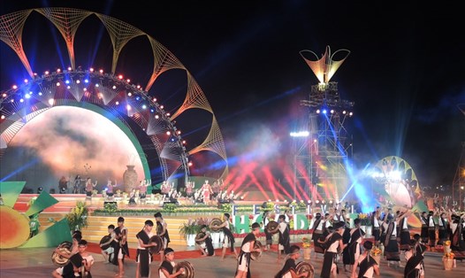 Tiết mục cồng chiêng đặc sắc được biểu diễn trong đêm khai mạc Festival hoa Đà Lạt 2017 (ảnh K.Q)