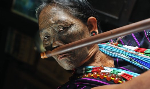 Bà Pwethang trong trang phục áo dân tộc Chin say mê với sáo mũi truyền thống. Bà đã được bố mẹ dạy chơi nhạc cụ này khi còn nhỏ.