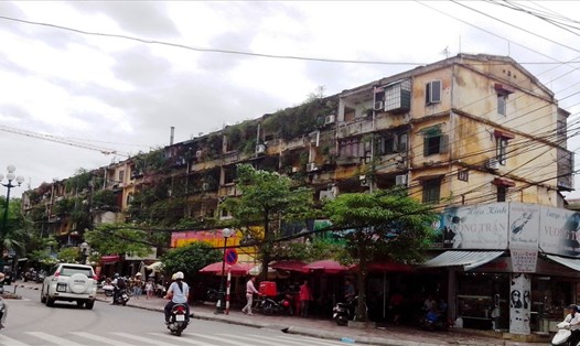 Hà Nội có nhiều khu chung cư cũ xuống cấp nghiêm trọng (ảnh: realtorvietnam.org).