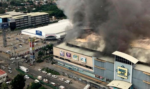 Trung tâm thương mại New City ở thành phố Davao, Philipines bị cháy. Ảnh: CNN