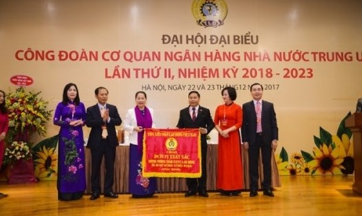 Phó Chủ tịch Tổng LĐLĐVN Nguyễn Thị Thu Hồng (thứ 3 từ trái qua) trao cờ thi đua đơn vị xuất sắc cho CĐ cơ quan NHNN TƯ.