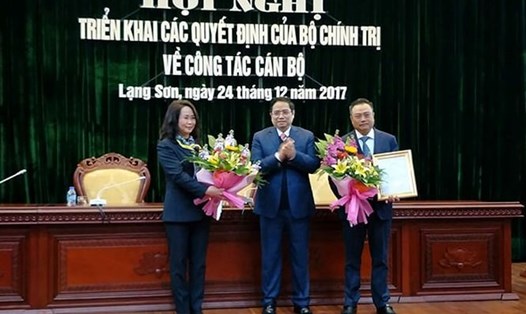 Trưởng ban Tổ chức TƯ Phạm Minh Chính (giữa) trao quyết định, tặng hoa cho bà Lâm Phương Thanh và ông Trần Sỹ Thanh. Ảnh: N.T
